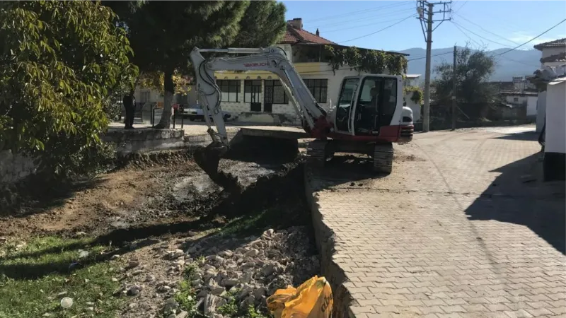 Börezli Deresi’nden bin 500 ton balçık ve çöp çıktı