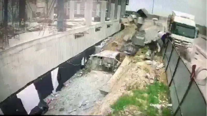 Arnavutköy’de hafriyat kamyonu inşaat işçilerinin arasına daldı