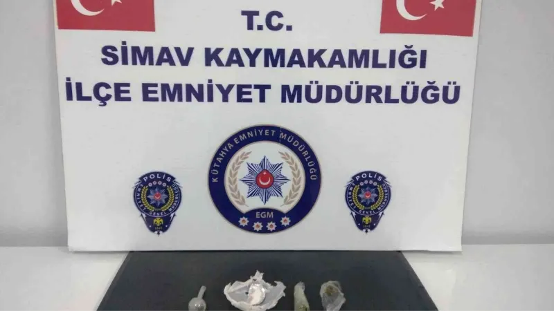 Simav’da 3 kişinin bulunduğu araçta uyuşturucu ele geçirildi