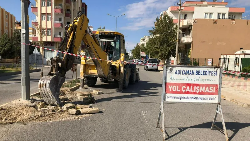 Karapınar Caddesi’nde refüj düzenleme çalışması yapılıyor