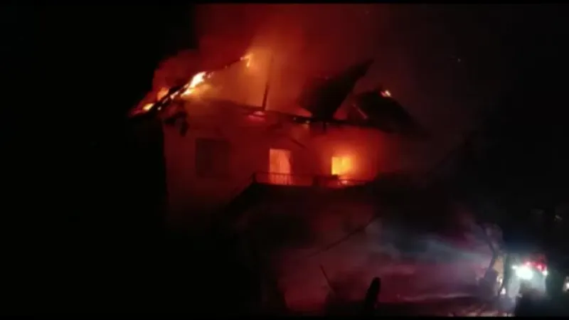 Bolu’da 2 katlı ev ve kümes alev alev yandı