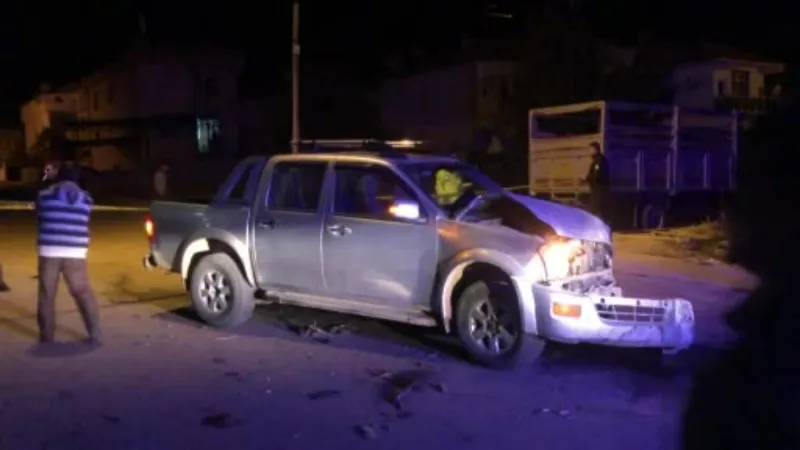 Karaman’da kamyonet ile çarpışan işçi midibüsü binaya çarparak durabildi: 12 yaralı