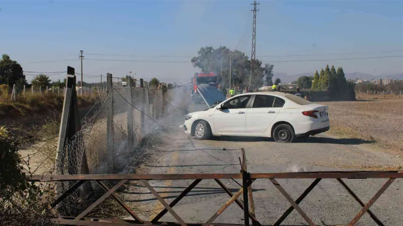 Direksiyon hakimiyeti kaybolan otomobil elektrik direğine çarptı: 1 yaralı