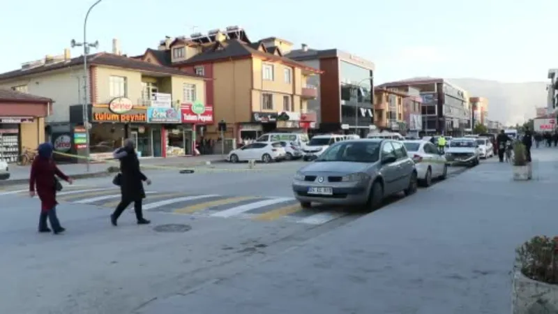 Cadde üzerinde unutulan şüpheli çantalar korkuya neden oldu