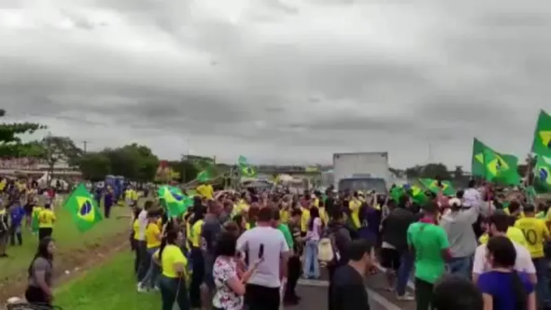 Brezilya’da yol kapatan Bolsonaro destekçilerinin arasına araç daldı