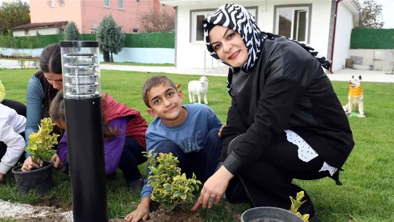 Özel gereksinimli çocuklar fidanları toprakla buluşturdu