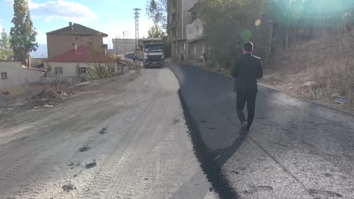 Yüksekova’da 40 yıllık yol asfaltlama sıkıntısı giderildi