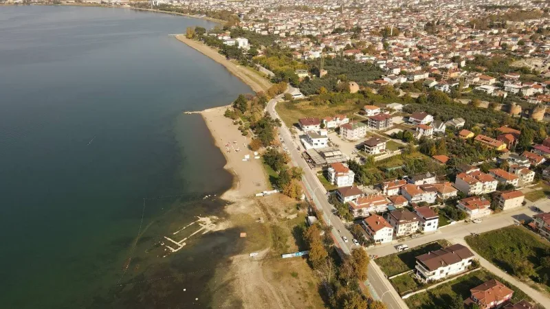 İznik Gölü’nde tehlikeli görüntü...Sular altındaki bazilika günyüzüne çıktı