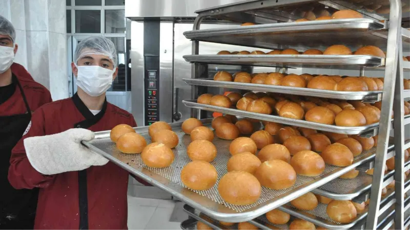 Öğrenciler fırının başına geçti, günlük 15 bin ekmek üretecek