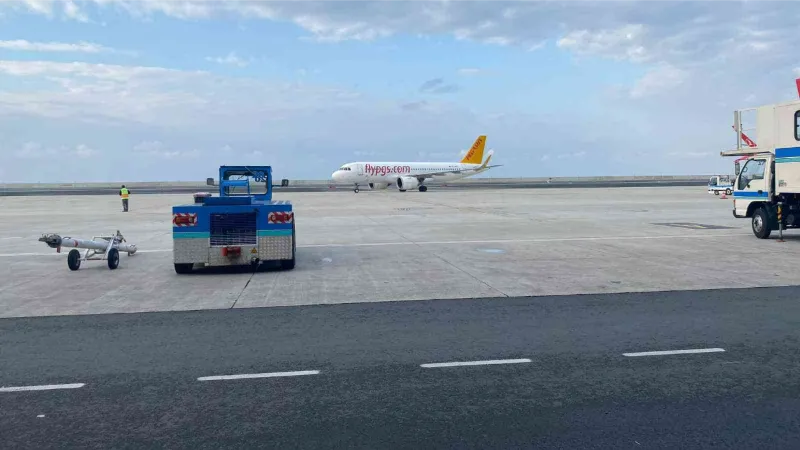 Hava muhalefeti nedeniyle Gürcistan’a inemeyen uçak Rize’ye indi