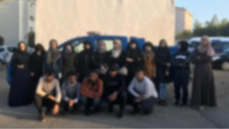 Kilis’te metruk binada 16 düzensiz göçmen yakalandı