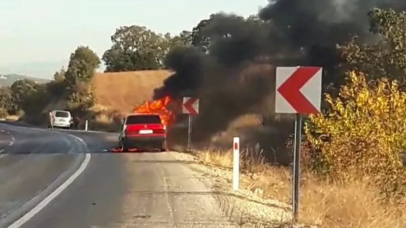 Alev alev yanan otomobil demir yığınına döndü