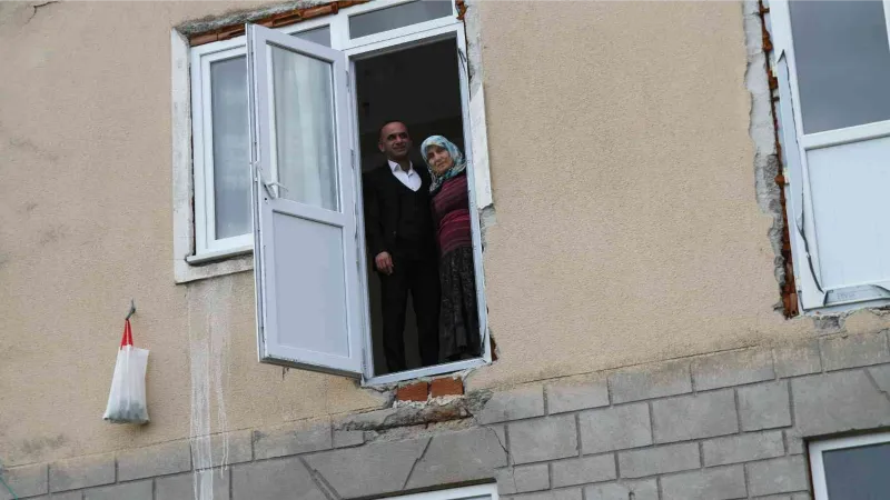 Bu evin balkon kapısı var ama balkonu yok