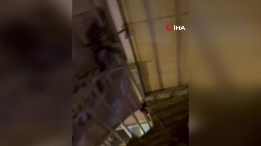 Sancaktepe’de polisler, girişi kameralarla izlenen iş yerine yangın merdiveninden girerek kumar baskını yaptı