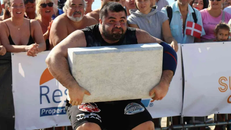 Dünyanın en güçlü adamlarının 130 kiloluk mermer blok kaldırma yarışı nefes kesti