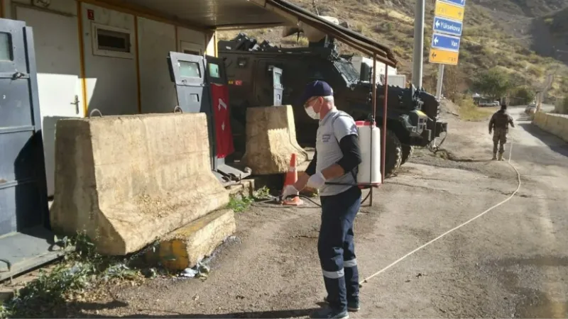 Hakkari’de Sarı Ömer örümceğine karşı ilaçlama yapıldı