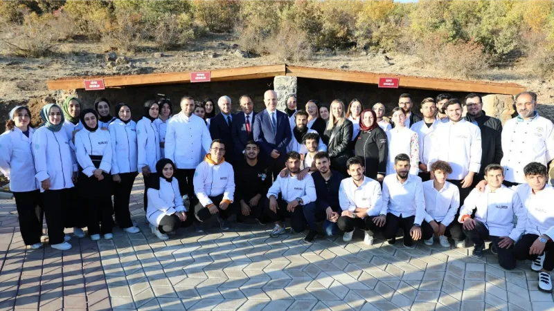 YÖK Başkanı Özvar Bingöl’de öğrencilerle bir araya geldi