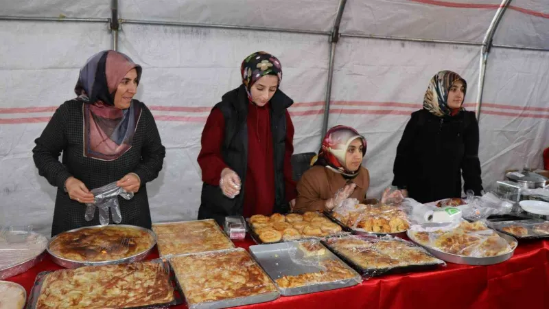 Camii İnşaatı için gönüllü bayanlar hayır çarşısı kurdular