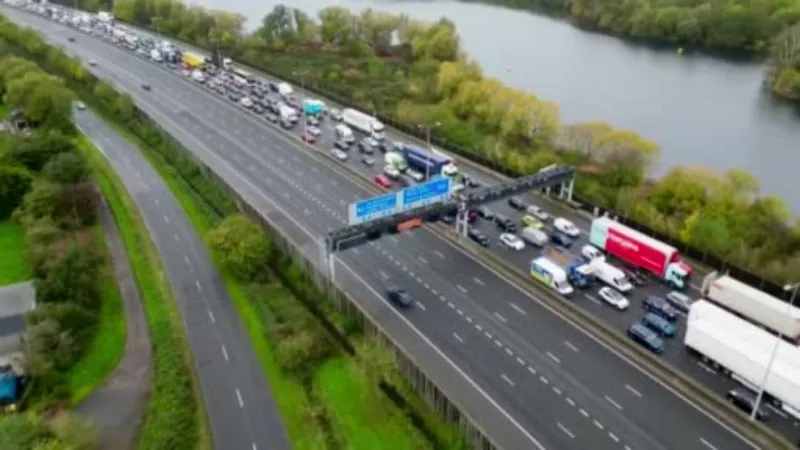 İngiltere’de çevre aktivistleri bu kez trafik tabelalarına tırmandı, otoyolu trafiğe kapattı