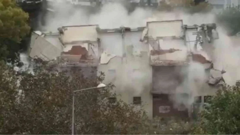 Sinop’ta binanın yıkılma anı kamerada