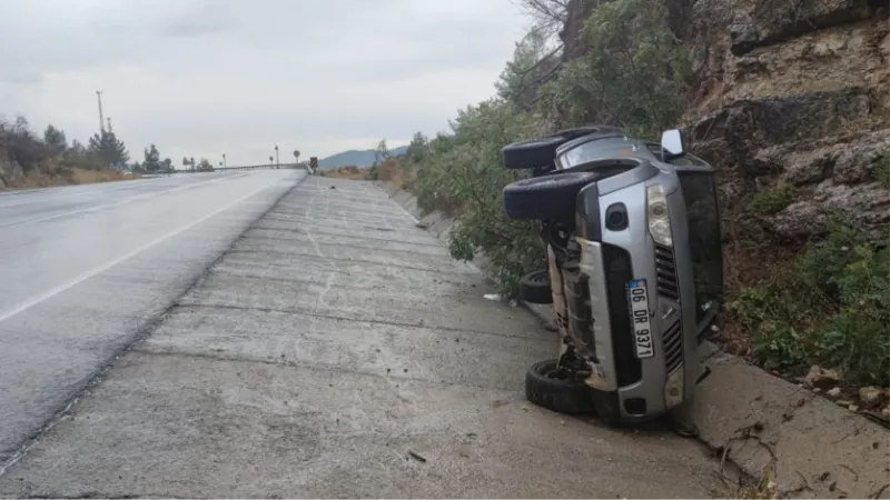 Antalya’da kontrolden çıkan kamyonet takla attı: 1 yaralı
