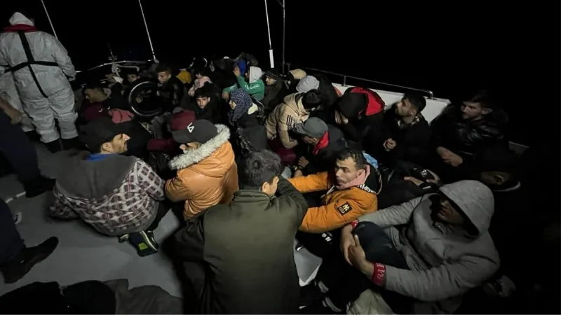 İzmir açıklarında 138 düzensiz göçmen kurtarıldı, 75 göçmen yakalandı