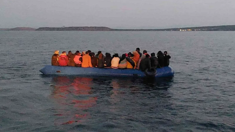 Ayvalık açıklarında 54 düzensiz göçmen kurtarıldı