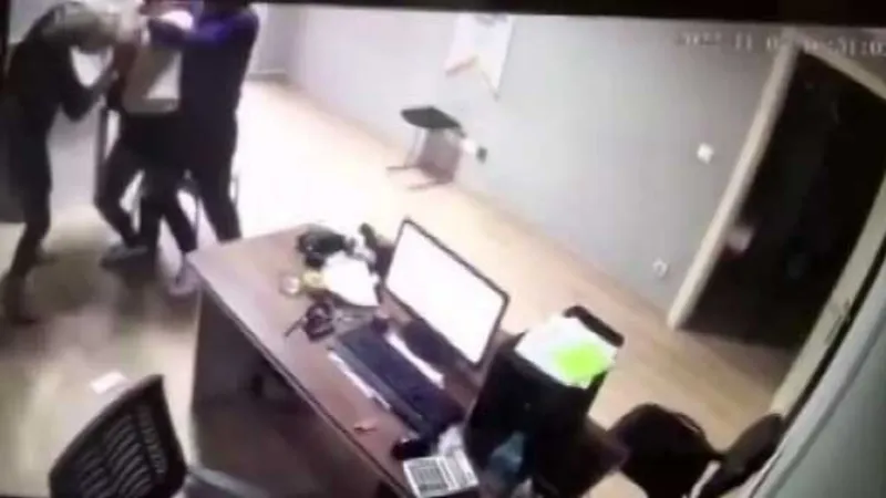 Site yöneticisi ile kiracı arasında saç saça baş başa kavga çıktı
