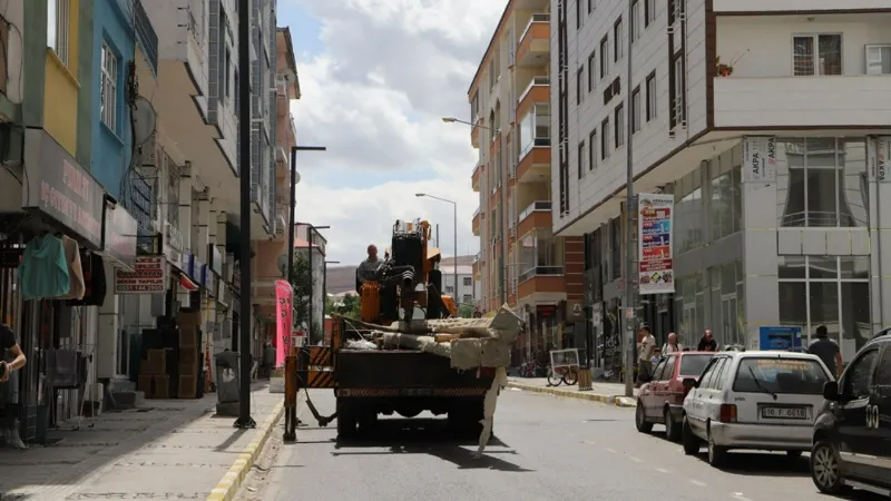 Lise caddesi, yeni aydınlatma direkleriyle hayranlık uyandırıyor