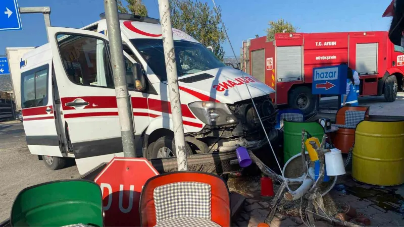 Hasta naklinden dönen ambulans ile kamyon çarpıştı: 4 yaralı