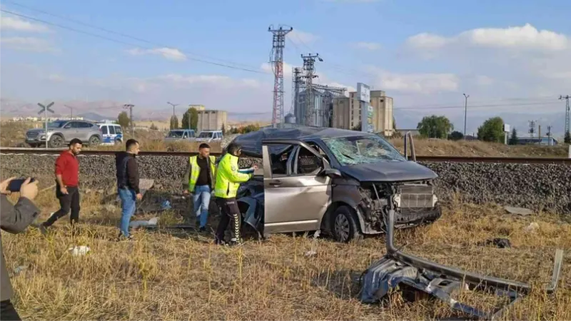 Yolcu treni minibüse çarptı: 2 yaralı