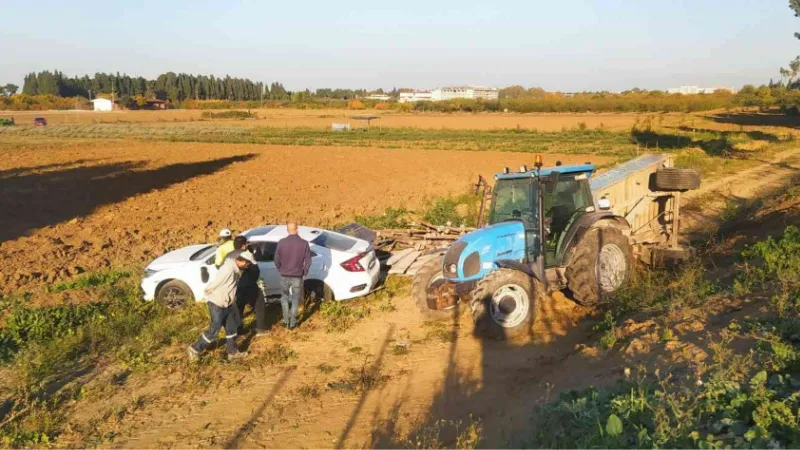 Yalova’da çarpışan traktör ve otomobil enstitü bahçesine uçtu: 1 yaralı