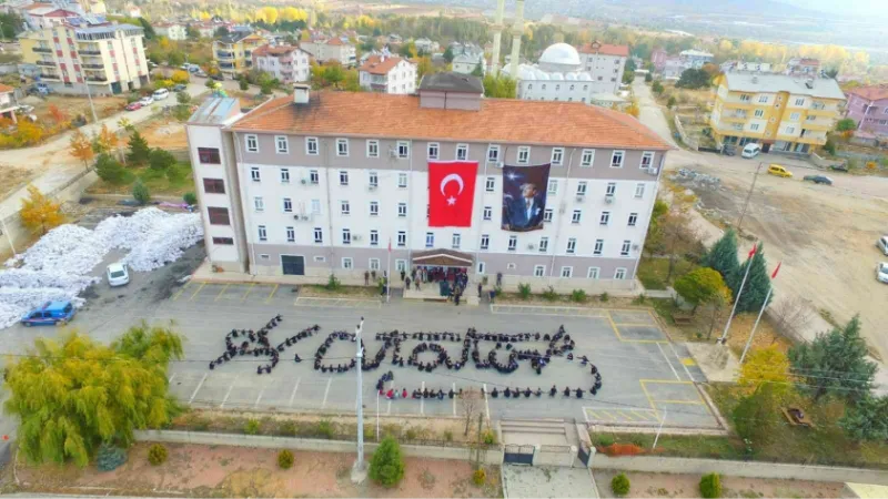 Konya’da öğrenciler Atatürk’ün imzasını oluşturdu