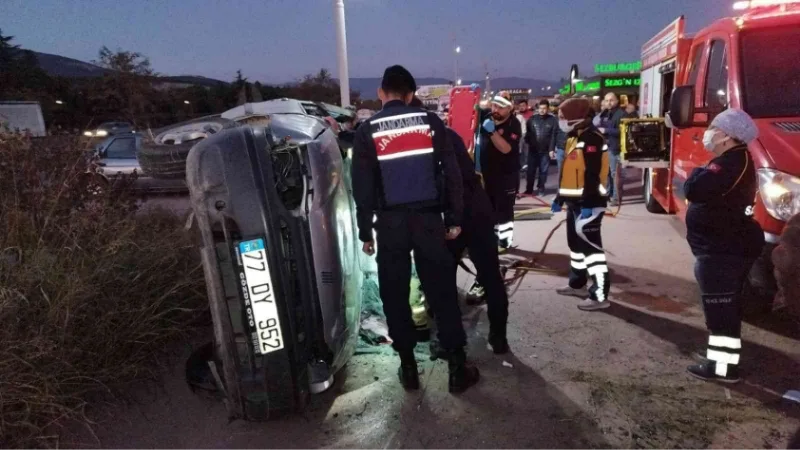 Kontrolden çıkıp takla atan otomobil park halindeki araçlara çarptı