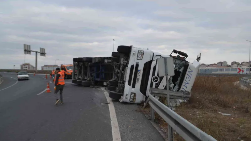 Virajı alamayan tır bariyerlere çarparak devrildi: 1 yaralı