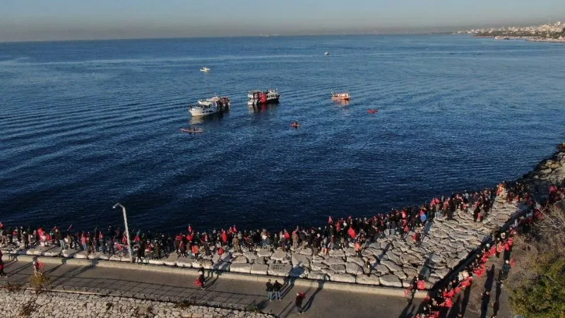 Atatürk, Maltepe’de ’Saygı Zinciri ve Dalışıyla’ anıldı