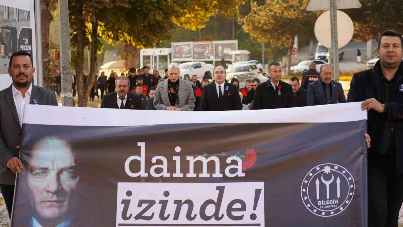 Belediye çalışanları Atatürk’ü anmak için Cumhuriyet Meydanı’na kadar yürüdü