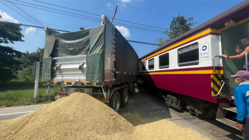 Tayland’da yolcu treni kamyonu biçti