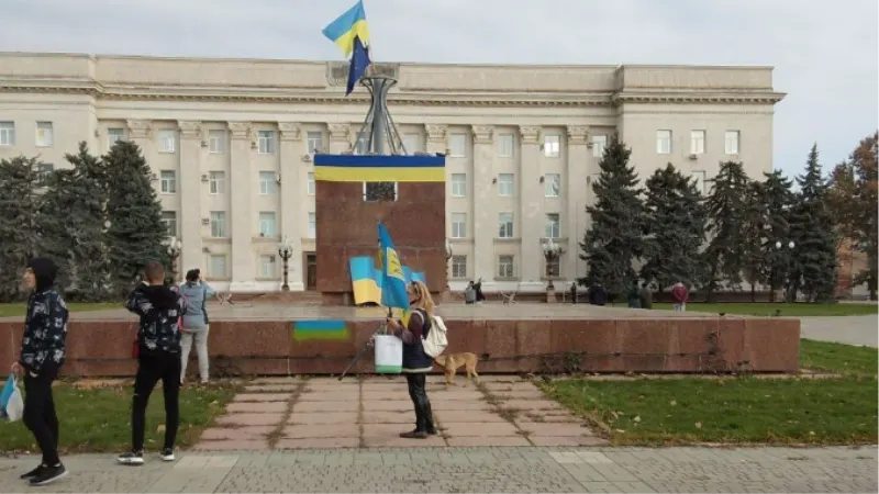 Rus birliklerinin çekildiği Herson’da Ukrayna bayrakları açıldı