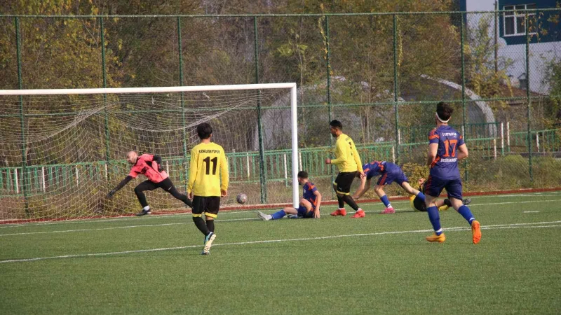 Sahada fenalaşan oyuncuya rakip takımın hocası yardım etti