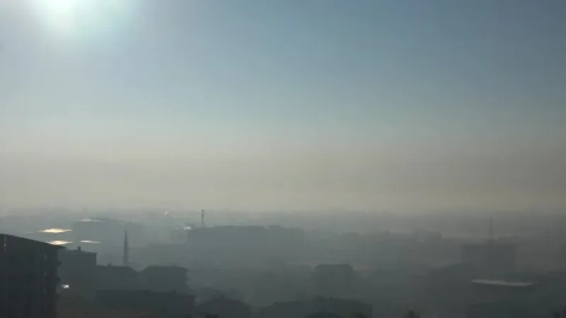 Yüksekova’da yoğun sis: Görüş mesafesi 10 metreye kadar düştü
