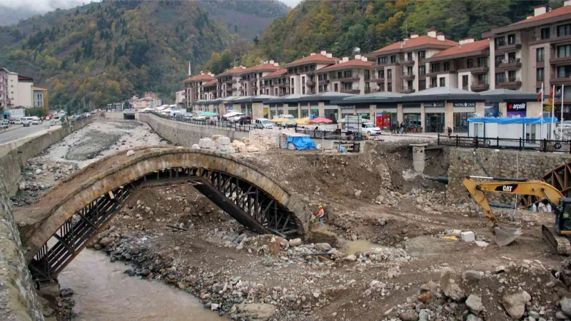 Dereli’de 2 yıl önce yaşanan selde zarar gören tarihi kemer köprünün onarımına başlandı
