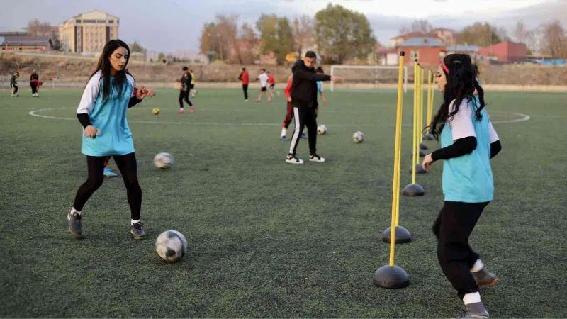 Kadın futbolcular, önyargılara gol atıyor