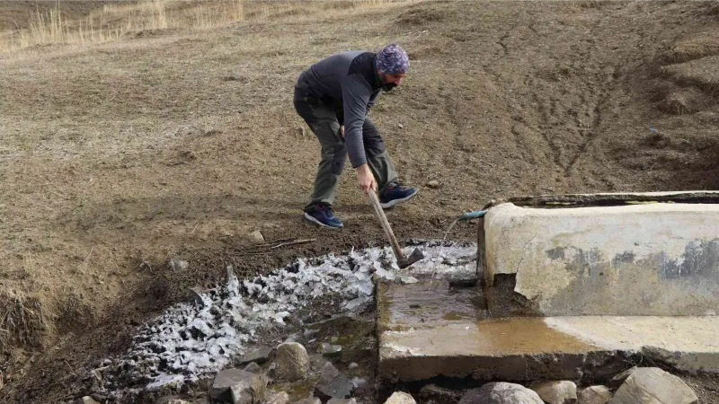 Oltu’nun yüksek kesimlerinde sular donmaya başladı