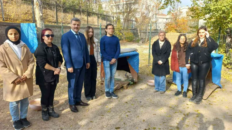 Gazi Üniversitesi Rektörü Yıldız, Gazi’nin Patileri’ni besledi