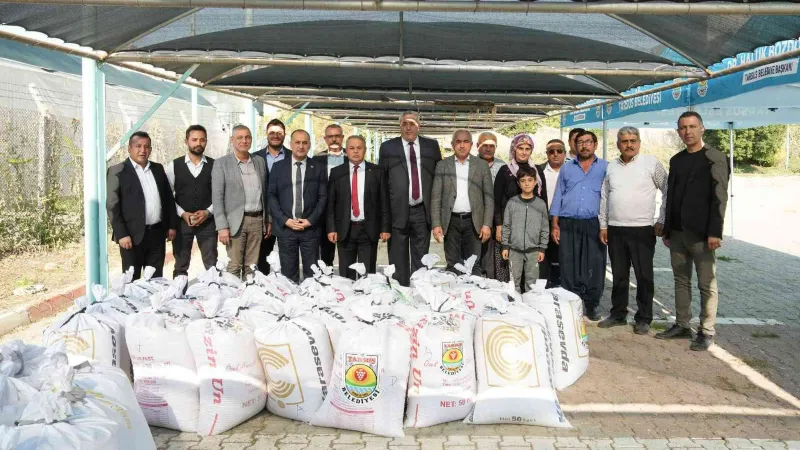 Tarsus Belediyesi çiftçilere ücretsiz ’ata tohumu’ buğday dağıttı
