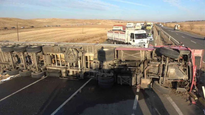 Metrelerce sürüklenen tır karşı şeride devrildi: 1 yaralı