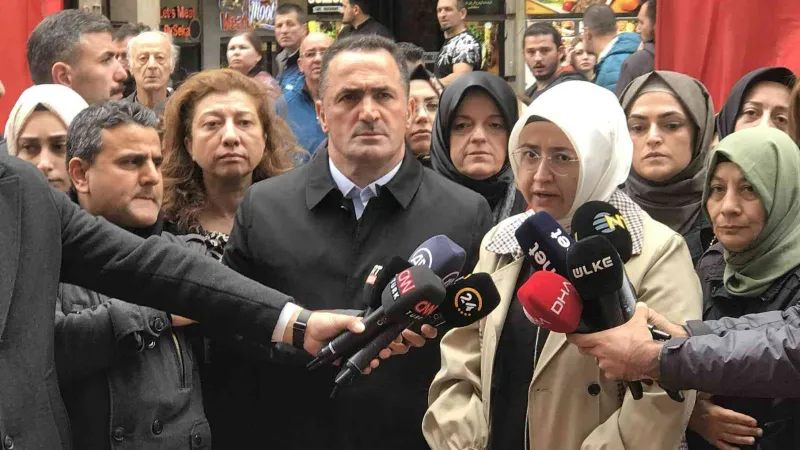 AK Parti İstanbul Kadın Kolları Başkanlığı, saldırının gerçekleştiği alana karanfil bıraktı