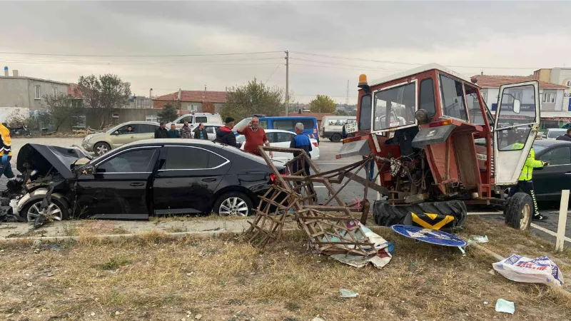 Enez Belediye Başkanının makam aracıyla çarpışan traktörün sürücüsü ağır yaralandı