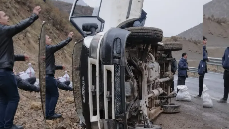 Hakkari’de minibüs yan yattı: 5 yaralı